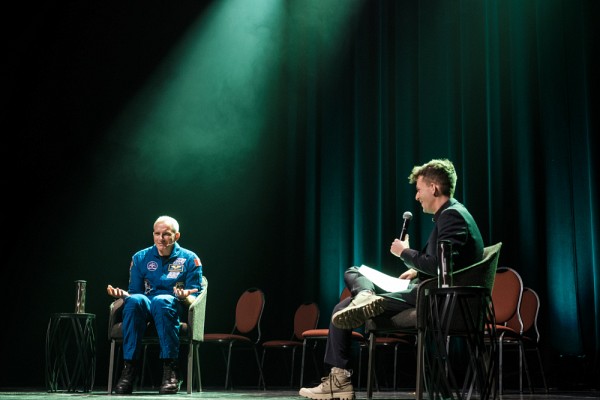 La conf&eacute;rence &eacute;tait suivie d&rsquo;une entrevue avec le journaliste Dominic Tardif.