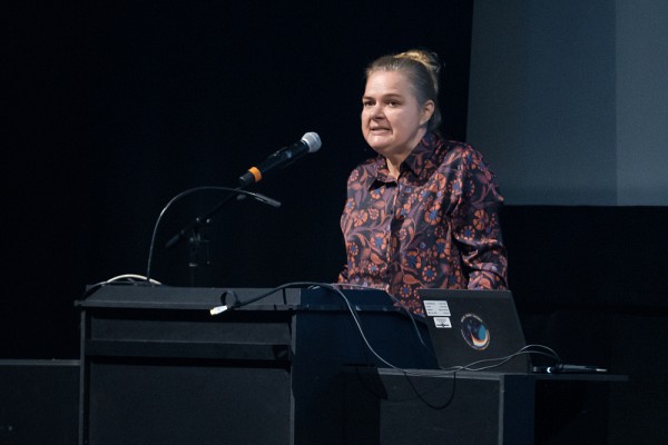 La conf&eacute;rence de David Saint-Jacques &eacute;tait organis&eacute;e par la Facult&eacute; d'&eacute;ducation. C'est la doyenne, Anne Lessard, qui a fait les pr&eacute;sentations.