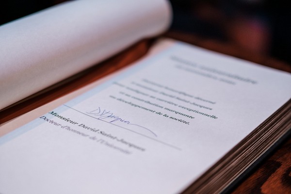 En remettant un doctorat honorifique &agrave; David Saint-Jacques, l'UdeS souhaite reconna&icirc;tre le caract&egrave;re exceptionnel de son parcours et de son engagement scientifique, intellectuel et social.