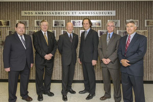 Les ambassadeurs Robert Normand, Louis-Paul Allard, Luc LaRochelle, Denis Par&eacute; et Michel Coutu entourent le doyen S&eacute;bastien Lebel-Grenier.