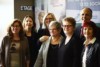 De gauche &agrave; droite : Nicole Dubuc, directrice du CDRV; Patricia Gauthier, pr&eacute;sidente-directrice g&eacute;n&eacute;rale du CIUSSS de l'Estrie - CHUS; Francine Charbonneau, ministre responsable des A&icirc;n&eacute;s et de la Lutte contre l'intimidation; Suzanne Garon, professeure-chercheuse; Marie Beaulieu, professeure-chercheuse; Pierre Cossette, recteur de l'Universit&eacute; de Sherbrooke; Diane Gingras, vice-pr&eacute;sidente du conseil d'administration du CIUSSS de l'Estrie - CHUS.