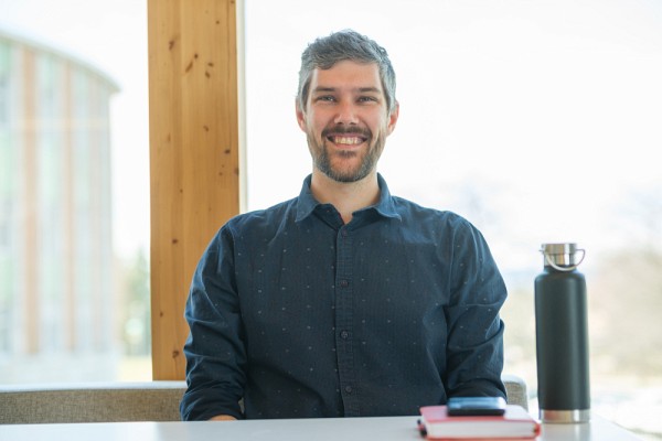 Karl Thibault est coordonnateur &agrave; l'Institut quantique et enseignant au baccalaur&eacute;at en sciences de l'information quantique.