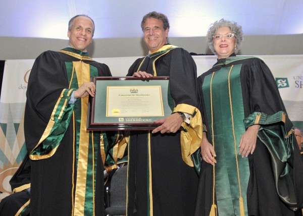 Le doyen de la Facult&eacute;, Pr Pierre Cossette, le docteur d'honneur, Dr Alain Beaudet et la secr&eacute;taire g&eacute;n&eacute;rale, Pre Jocelyne Faucher
