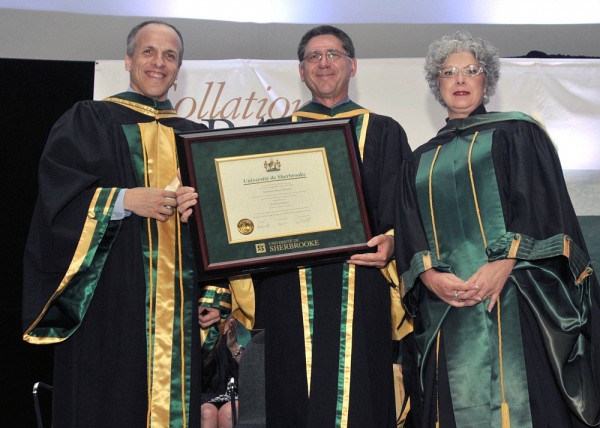 Le doyen de la Facult&eacute;, Pr Pierre Cossette, le profesesur &eacute;m&eacute;rite, Dr Pierre Charron et la secr&eacute;taire g&eacute;n&eacute;rale, Pre Jocelyne Faucher