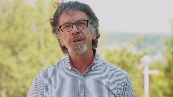 Le professeur en service social Jacques Caillouette se sp&eacute;cialise en organisation communautaire et l&rsquo;enseigne depuis plus de 20 ans &agrave; l&rsquo;Universit&eacute; de Sherbrooke.