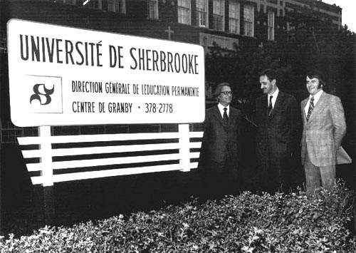 En septembre&nbsp;1972, le directeur de la Direction générale de l'éducation permanente Roger Bernier, le vice-recteur aux affaires académiques Normand Larochelle et le responsable du centre de Granby Yvan Duquette inaugurent dans cette ville un centre d'enseignement aux adultes où sont surtout offerts des cours en éducation et en administration.
