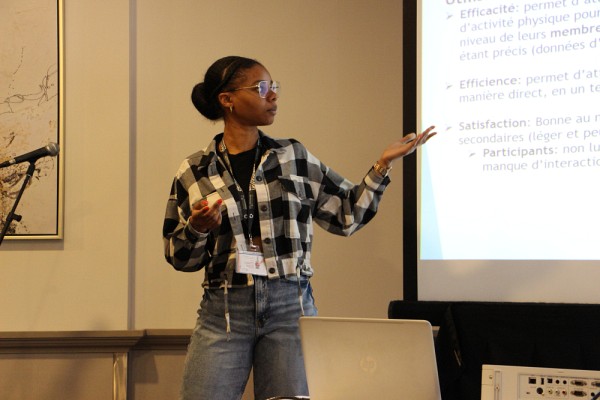 Une &eacute;tudiante qui fait une pr&eacute;sentation dans le cadre de l'activit&eacute;&nbsp;&laquo;&nbsp;Dans le bedon du dragon&nbsp;&raquo;.