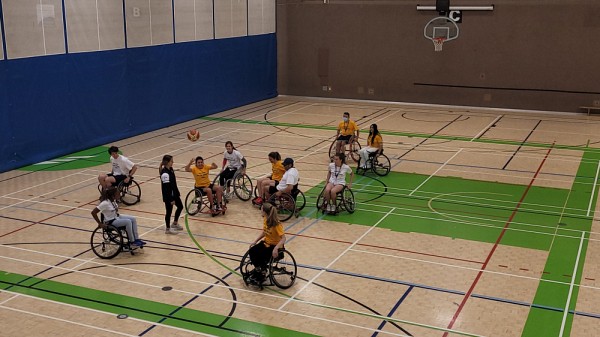Un tournoi de basketball en chaise roulante, anim&eacute; par Para-Sport Qu&eacute;bec, a &eacute;t&eacute; organis&eacute; comme activit&eacute; sociale.