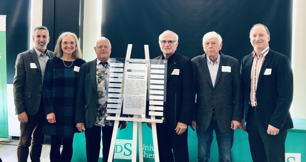 D&eacute;voilement d&rsquo;une plaque en l&rsquo;honneur des personnes qui ont &eacute;t&eacute; en poste au vice-d&eacute;canat des &Eacute;tudes m&eacute;dicales pr&eacute;doctorales depuis ses d&eacute;buts. Sur la photo&nbsp;: le vice-doyen actuel, &Eacute;ric Lavoie; &Egrave;ve-Reine Gagn&eacute;,Andr&eacute; Plante, Paul Grand&rsquo;Maison et Jean-Pierre Bernier, anciens vice-doyens, et Patrice Perron, doyen adjoint et vice-doyen ex&eacute;cutif de la Facult&eacute;.