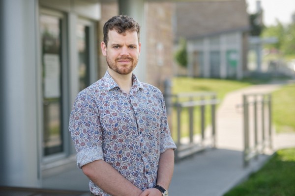 Le professeur Nathan Ince, du D&eacute;partement d'histoire de la FLSH, s'int&eacute;resse &agrave; l'histoire autochtone et collabore au Centre r&eacute;gional d&rsquo;apprentissage des langues autochtones&nbsp;Kchi Al8msakw﻿.