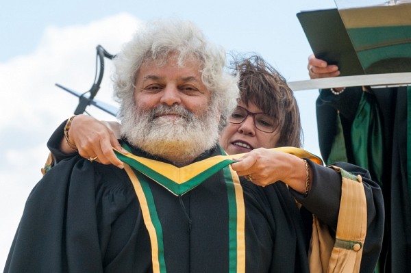 L'auteur &agrave; l'origine de la th&eacute;orie des parties prenantes, monsieur R. Edward Freeman, docteur d'honneur en administration.