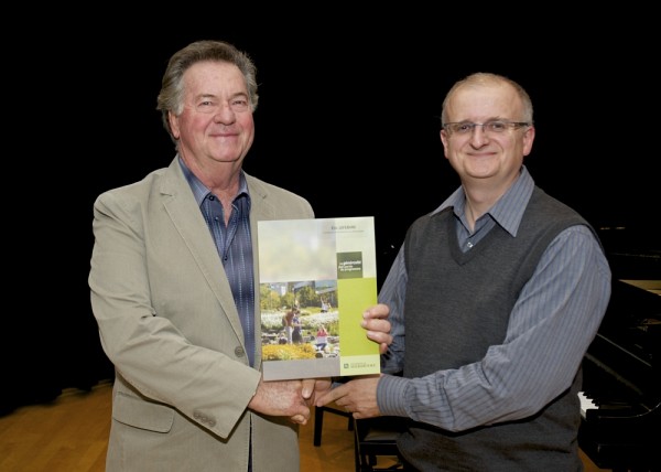 Monsieur Roger Desbiens, pr&eacute;sident de la Fondation du Festival du lac Massawippi, et le r&eacute;cipiendaire de la bourse du m&ecirc;me nom, monsieur &Eacute;ric Lef&egrave;bvre.