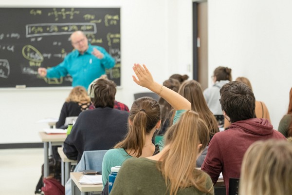 Toute personne employ&eacute;e ou &eacute;tudiante peut &ecirc;tre identifi&eacute;e, dans les documents non officiels et les communications internes de l&rsquo;institution, par la d&eacute;nomination qu&rsquo;elle aura elle-m&ecirc;me choisie.