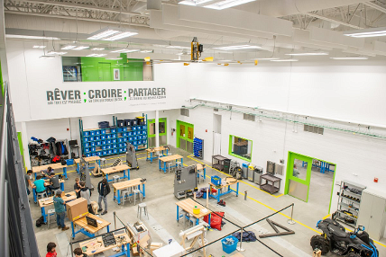 Les personnes &eacute;tudiantes utilisent les outils de prototypages rapides pour fabriquer leur prototype de proth&egrave;se de main. Source: Universit&eacute; de Sherbrooke