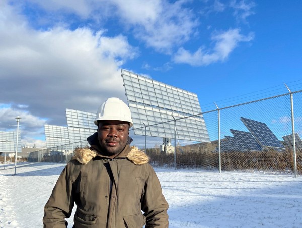 Arnaud Jo&euml;l Kinfack Leoga devant le parc solaire du 3IT.
