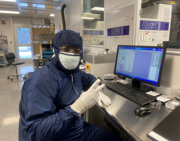 Dans le cadre de son postdoctorat au 3IT, Arnaud Jo&euml;l Kinfack Leoga est amen&eacute; &agrave; &eacute;tudier en salle blanche diff&eacute;rents m&eacute;canismes en lien avec les cellules solaires &agrave; concentration.
