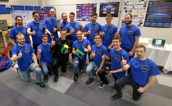 L'&eacute;quipe QMsat accompagn&eacute;e du doyen de la Facult&eacute; de g&eacute;nie, le Pr&nbsp;Patrik Doucet.