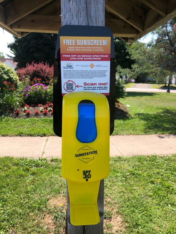 Afin de s&rsquo;assurer que les gens diff&eacute;rencient les distributeurs de cr&egrave;me solaire de ceux de d&eacute;sinfectant, Samuel et Karen Farag ont pu obtenir des bo&icirc;tes jaunes soleil exclusives.