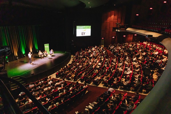 Plus de 500 personnes &eacute;taient r&eacute;unies au Centre culturel de l&rsquo;UdeS le 13 novembre dernier pour participer &agrave; cette demi-journ&eacute;e de conf&eacute;rences et d&rsquo;activit&eacute;s de r&eacute;seautage.