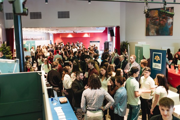 Les &eacute;tudiantes et &eacute;tudiants ont pu participer &agrave; une activit&eacute; r&eacute;seautage et rencontrer pas moins d'une trentaine de partenaires du milieu.