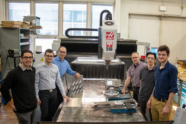 Les professeurs Alain Curodeau et Yves St-Amant, de l'Universit&eacute; Laval, en compagnie d'&eacute;tudiants.