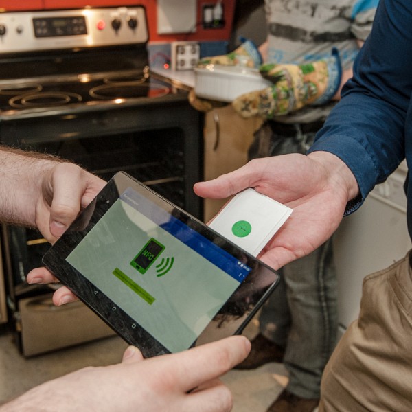 On peut t&eacute;l&eacute;charger une recette directement dans l'application &laquo;RecipeHelper&raquo; gr&acirc;ce &agrave; une puce NFC.