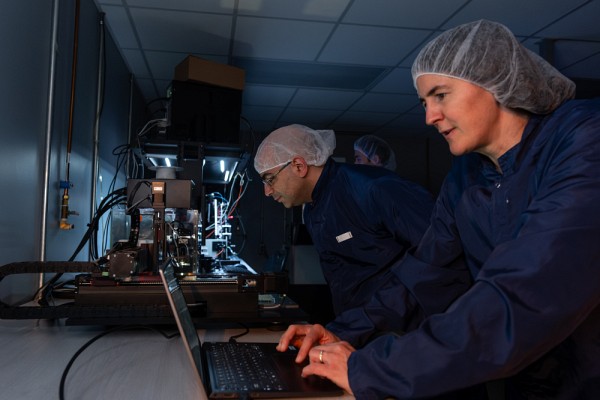 Laurence Convert, professionnelle de recherche au 3IT, accompagn&eacute;e du Pr Nadi Braidy.