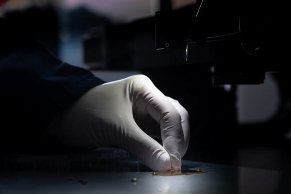 Le proc&eacute;d&eacute; utilise une sonde Raman compos&eacute;e d&rsquo;une nanocorne de carbone dans laquelle un marqueur est encapsul&eacute; et sur laquelle un anticorps est greff&eacute;.