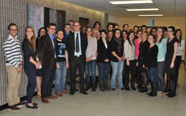 Une partie de la cohorte 2012-13 des &eacute;tudiantes et des &eacute;tudiants inscrits au programme d'activit&eacute;s cliniques, en compagnie des responsables du programme et des mod&eacute;rateurs du nouveau groupe de discussion.