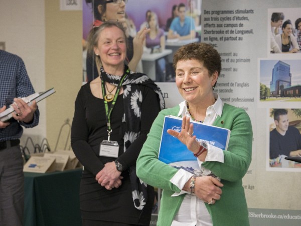 Mme Lucie Dumont (&agrave; d.), professeure &agrave; Rivi&egrave;re-du-Loup et r&eacute;cipiendaire du prix&nbsp;Physioth&eacute;rapie-Estrie d'&eacute;ducation-sant&eacute;-culture.