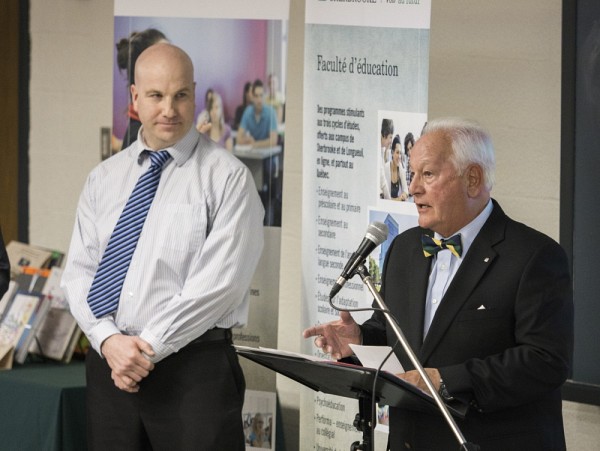 Patrick L&eacute;pine, camionneur de formation et &eacute;tudiant au baccalaur&eacute;at en enseignement professionnel de l'UdeS, &eacute;coutant son mentor Jacques Lessard, r&eacute;cipiendaire d'un Prix d'excellence en &eacute;ducation.