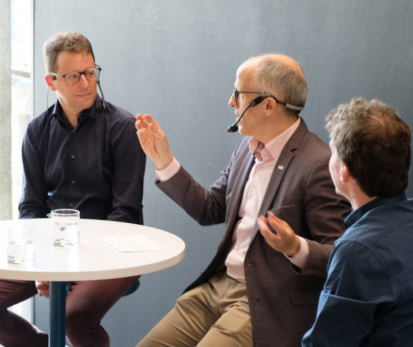 &Agrave; partir de la gauche : Pr&nbsp;Alexandre Blais, directeur scientifique, Pr Pierre Cossette, recteur, et Christian Sarra-Bournet, directeur ex&eacute;cutif.Photo fournie