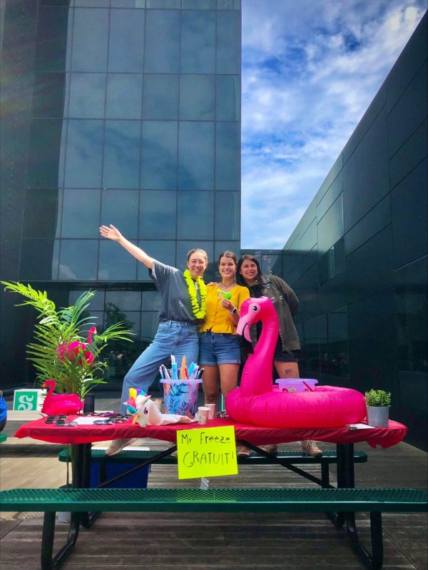 Quelques membres de l'AGEESIUS lors la rentr&eacute;e 2022 au Campus de Longueuil.