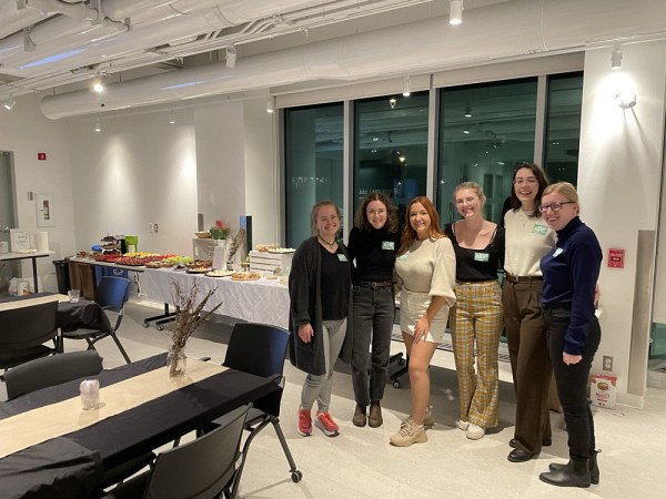 Les membres de l'Association v&eacute;g&eacute; de l'UdeS, &agrave; l'occasion de la d&eacute;gustation v&eacute;g&eacute;talienne de vins et fromages &agrave; l'automne 2022.