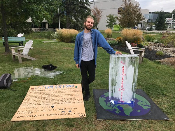 Dominick Latulippe, au c&ocirc;t&eacute; de son &oelig;uvre La terre qui fond.