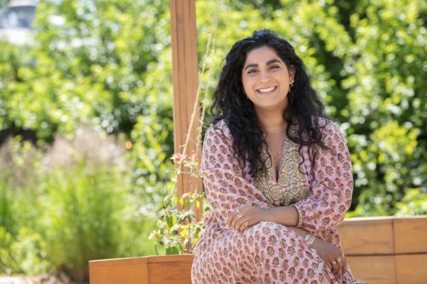 Sarah Rahimaly, &eacute;tudiante au doctorat en g&eacute;rontologie et artiste-peinte.