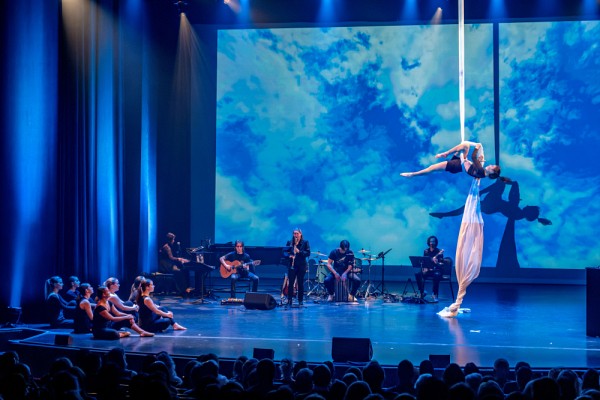 Un num&eacute;ro de tissu a&eacute;rien in&eacute;dit en a mis plein la vue &agrave; l'auditoire.