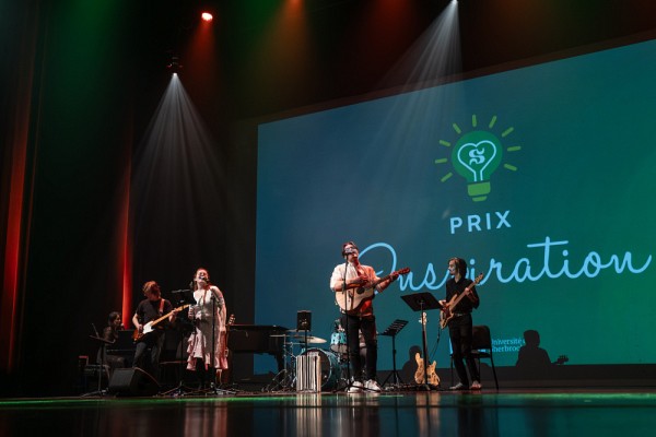 Des &eacute;tudiantes et &eacute;tudiants de l'&Eacute;cole de musique ont&nbsp;donn&eacute; une saveur musicale chaleureuse &agrave; l'&eacute;v&eacute;nement de reconnaissance et d'appr&eacute;ciation du personnel.&nbsp;