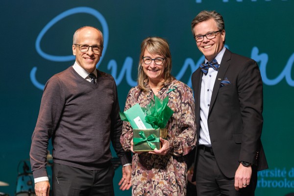 Julie Lane, en compagnie du recteur, Pierre Cossette, et du&nbsp;vice-recteur aux ressources humaines, Patrik Doucet.