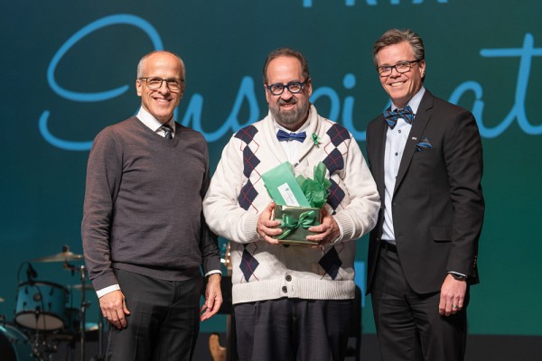 Luc Sauv&eacute;, aux c&ocirc;t&eacute;s du recteur, Pierre Cossette, et du&nbsp;vice-recteur aux ressources humaines, Patrik Doucet.