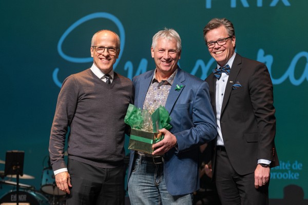 Serge Beaudoin, en compagnie du recteur, Pierre Cossette, et du&nbsp;vice-recteur aux ressources humaines, Patrik Doucet.