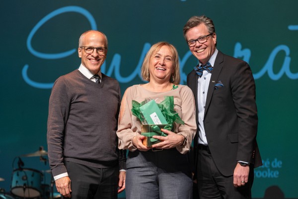Sylvie Perron, aux c&ocirc;t&eacute;s du recteur, Pierre Cossette, et du&nbsp;vice-recteur aux ressources humaines, Patrik Doucet.