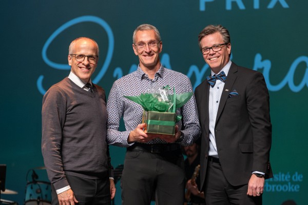 Louis Roberge, accompagn&eacute; du recteur, Pierre Cossette, et du&nbsp;vice-recteur aux ressources humaines, Patrik Doucet.