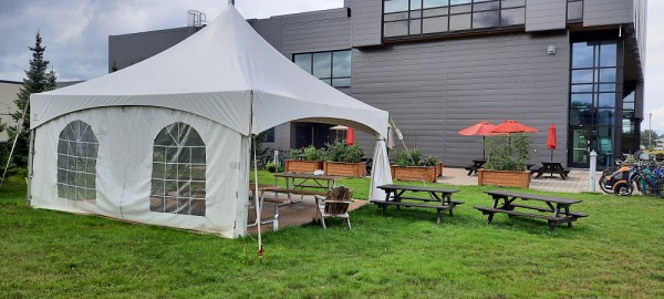 Un chapiteau a &eacute;t&eacute; mis en place dans la cour arri&egrave;re du 3IT pour combler le manque de places pour d&icirc;ner &agrave; l'int&eacute;rieur.