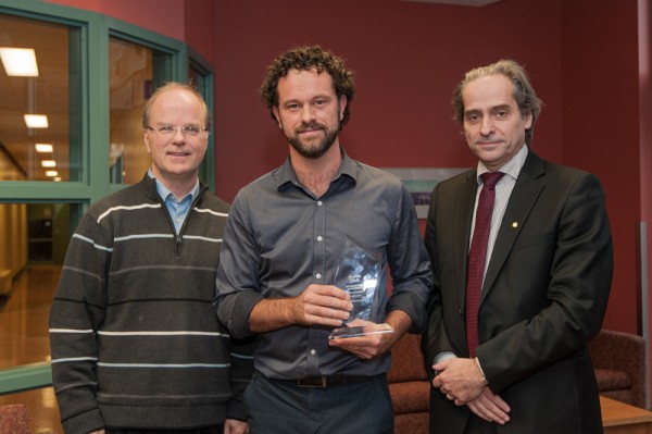 Michel Lafleur, vice-doyen &agrave; la recherche et aux &eacute;tudes de 3e cycle en compagnie du Pr Jonathan Goyette, du D&eacute;partement d'&eacute;conomique, r&eacute;cipiendaire d'une reconnaissance en recherche, ainsi que Fran&ccedil;ois Coderre, doyen de l'&Eacute;cole de gestion