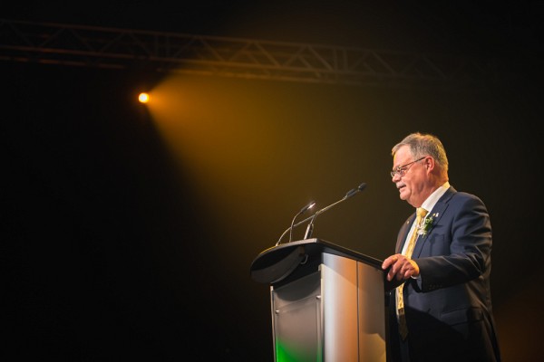 Robert F. Hall, &eacute;mu, a livr&eacute; un discours devant le vaste auditoire.