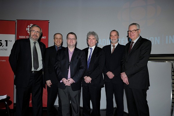L'animateur Yanick Villedieu (Les ann&eacute;es lumi&egrave;re), Dr&nbsp;Pierre Cossette, Dr&nbsp;Jacques P&eacute;pin, Alain Saulnier (directeur g&eacute;n&eacute;ral de l'information), Dr&nbsp;Serge Marchand et Louis Lalande (vice-pr&eacute;sident principal de Radio-Canada).