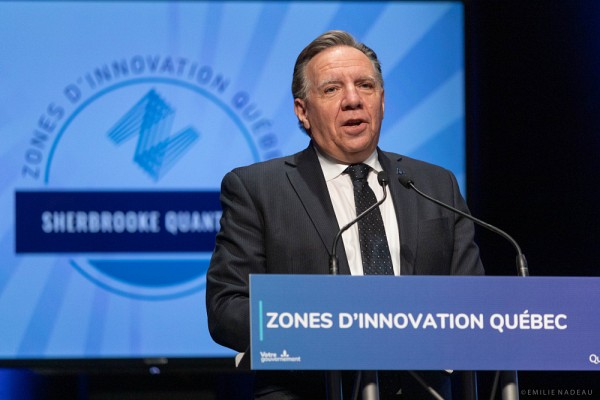 Le premier ministre du Qu&eacute;bec lors du point de presse tenu &agrave; l'Universit&eacute; de Sherbrooke