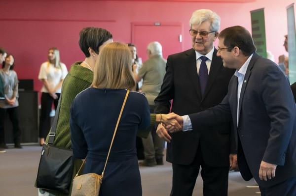 Caroline Ouellette; Gabrielle Blackburn, directrice du d&eacute;veloppement, Facult&eacute; de g&eacute;nie;&nbsp;Raymond Ouellette;&nbsp;Pascal Gr&eacute;goire, directeur g&eacute;n&eacute;ral de la Fondation de l'Universit&eacute; de Sherbrooke.