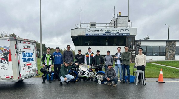 La moto &eacute;lectrique de course EMUS a pu &ecirc;tre test&eacute;e sur la piste d&rsquo;acc&eacute;l&eacute;ration de l&rsquo;a&eacute;roport, contribuant &agrave; optimiser la technologie d&eacute;velopp&eacute;e.